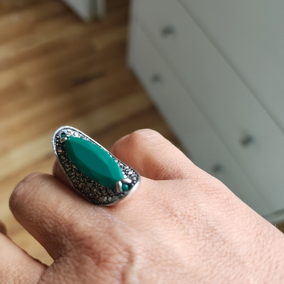 Elegant Green Silver Ring - Picture 2 of 11